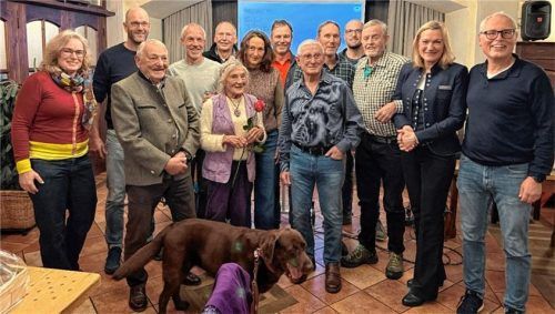 Vorsitzende Pia Lukas (ganz links), Zweiter Vorsitzender Andreas Bruckbauer (rechts) und Schatzmeisterin Dr. Manuela Gronostay (Zweite von rechts) mit zahlreichen geehrten Jubilaren, darunter Lisi Strasser (Mitte, mit Rose), die seit 50 Jahren Mitglied ist.Foto re