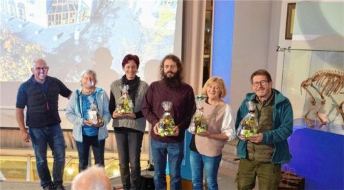 Vorsitzender Kilian Fleißner (von links) bedankte sich mit kleinen Präsenten bei seiner Stellvertreterin Hanni Steigelmann, Kassenwartin Michaela Schiel, Museumsleiter Manfred Heynck, Schriftführerin Käthe Krammer und dem ehemaligen „Chef“ Dr. Robert Darga für deren gute Arbeit. Foto Krammer