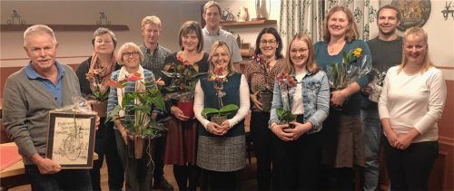 Vorsitzender Klaus Hell (von links) dankte den fleißigen Mitgliedern: Barbara Maier, Grete Schlaipfer, Vorstandsmitglied Maximilian Forstner, Angelika Kinne, Zweiter Vorsitzender Christoph Huber, Lilli Gartner, Theresia Kronast, Ramona Forstner, Christine Baumgartner, Andreas Nixdorf und Schriftführerin Carina Moser. Foto re