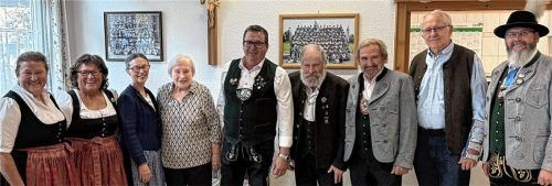 Vorsitzender Michael Beutl (rechts) gratulierte zur langjährigen Treue oder zum runden Geburtstag: (von links) Monika Singhammer, Irmi Bednarsch, Fannerl Denk, Susi Mittendorfer (alle 70 Jahre Mitglied), Günther Buchner (60. Geburtstag), Dismas Drexler (70. Geburtstag), Christian Osterloher (75. Geburtstag), Peter Zach (80. Geburtstag). Foto Re