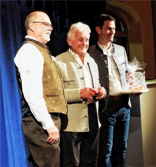 Vorsitzender Sepp Müller (links) und Schatzmeister Thomas Dobner (rechts) von der Sektion Rosenheim des DAV konnten vielen treuen Mitgliedern das Ehrenzeichen für langjährige Mitgliedschaften beim Edelweißfest im Gasthof Höhensteiger überreichen. Im Bild gar für die 70-jährige Mitgliedstreue an Heinz Mutter (Mitte).Foto Knarr