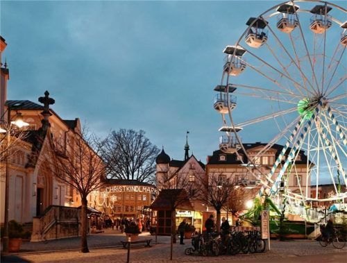 Weihnachtliche Stimmung herrscht in den festlich geschmückten Städten und Gemeinden. Christkindlmärkte, wie zum Beispiel der in Rosenheim, und Geschäfte laden zum vergnüglichen Bummel ein. Foto peter SChlecker