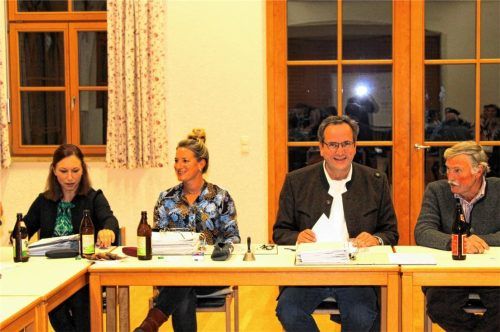 Wie bisher leiten (von links) Kassierin Rosi Millauer, Schriftführerin Simone Kurze, Vorsitzender Thomas Zink und sein Stellvertreter Balthasar Höfer die Geschicke im Förderverein Litzldorf.Foto strim