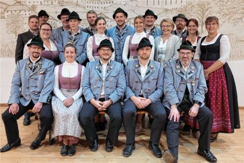 Wiedergewählt: der Vorsitzende des Trachtenvereins Lamstoana Frasdorf, Sebastian Graf (sitzend Dritter von links), und die neugewählte Vorstandschaft des Vereins. Foto rehberg