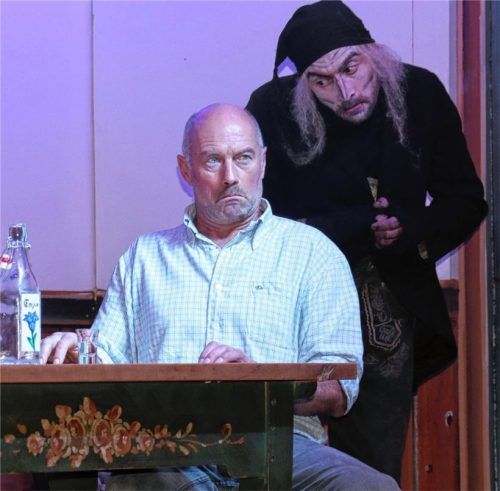 Wo soll es hingehen – nach oben oder nach unten? Der Boandlkramer (Ludwig Freund) und der Stemmer Sepp (Georg Aicher). Foto Rehberg