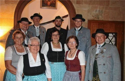 Wurden für ihre Treue zum Trachtenverein ausgezeichnet: (hinten von links) Rupert Mehringer, Hans Grabichler, Franz Müller, Michael Hamberger, (vorne von links) Rosa Müller, Georgine Binder, Sabine Stahuber, Viktoria Wöstner und Andreas Grabichler.Foto re