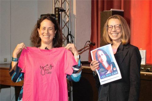 „Yes, she can!“ steht auf dem T-Shirt, das Katharina Brachmann (links) von Personalrätin Maria Egger überreicht bekam. Foto  DEKA