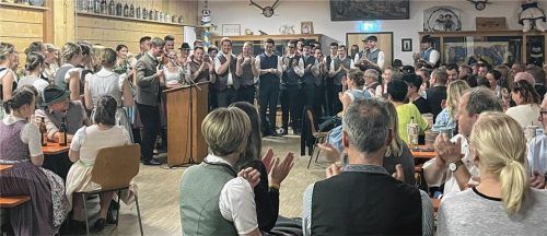 Zahlreiche Besucher waren zur Präsentation des Hofstaats und des Prinzenpaares ins Vereinsheim der Faschingsgilde gekommen.