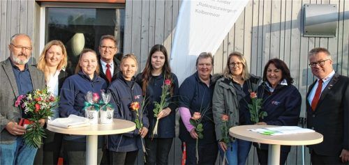 Zahlreiche Gäste folgten der Einladung: (von links) Bürgermeister Peter Kloo, Amelie Guggenberger (Abteilungsleitung Soziale Arbeit), Melanie Mittmann (stellvertretende Einrichtungsleitung), Freddy Eisner (stellvertretender Vorsitzender BRK Rosenheim), Laura Lukas, Dora Dokic, Sabine Stockner, Melanie Uhmann, Martha Wudy sowie Direktor Martin Schmidt (Kreisgeschäftsführer BRK Rosenheim). Foto re