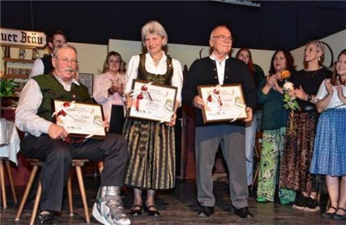 Zu Ehrenmitgliedern wurden (von links) Dieter Katzer und Irmi Gebauer ernannt. Gerhard Scheuerer ist neuer Ehrenvorstand. Fotos Schlecker
