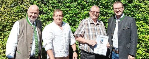 Zum Ehrenvorsitzenden ernannt: Umrahmt von (von links) Florian Weber, Florian Berghofer sowie Helmut Freund (rechts) hält Ulrich Sibbers (Zweiter von rechts) seine Urkunde in den Händen. Foto re