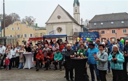 Zur Verkündung fanden sich zahlreiche Zuschauer auf dem Marienplatz ein.