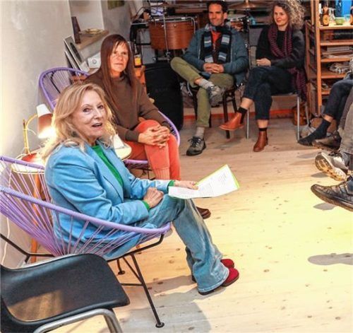 Zusammen mit ihren Kollegen aus Österreich veranschaulichte die Traunsteiner Literatin Anja Sturmat (im Stuhl hinten, hier mit der Schriftstellerin Margarita Fuchs aus Salzburg), bei Lesungen im Atelier von Clemens Büntig den literarischen Einfallsreichtum zum Thema „Wackelkontakt“. Foto effner