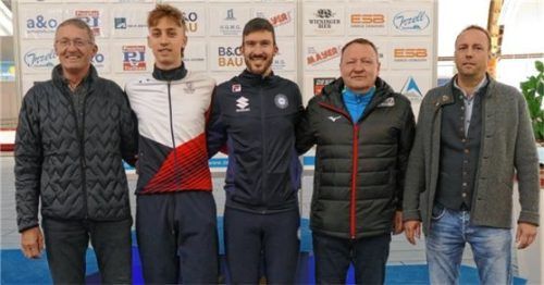 Zwei „inoffizielle Weltrekorde“ errangen Davide Ghiotto (Mitte) und Metodej Jílek (Zweiter von links). Dazu gratulierten Inzells Bürgermeister Michael Lorenz (rechts), DESG-Vizepräsident Gert Östreich (Zweiter von rechts) und Stadionleiter Helmuth Wegscheider (links).Foto Claudia Pechstein