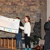 Kinder tragen das Licht ins Dunkel