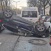 BMW rammt Schulbus und überschlägt sich