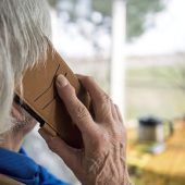 Frau fällt auf Betrüger-Bande rein