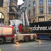 Cola-Laster kracht ins Baugerüst