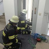 Vier Stunden im Aufzug gefangen