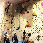 DAV-Kletterhalle mit neuen Griffen ausgestattet