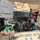 „Omas gegen rechts“ mit einem Appell für mehr Respekt
