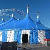 Aufbauarbeiten vom Weihnachtszirkus laufen