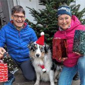 Senioren mit Geschenken überrascht