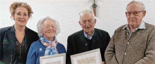 Ehrenvorstand Ludwig Höglauer (rechts) überreichte in Anwesenheit der Vorsitzenden Ursula Krichbaumer (links) die goldenen Ehrennadeln. Foto ogv Großkarolinenfeld