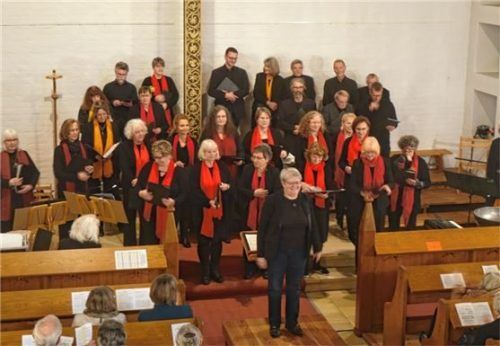 Adventskonzert in der evangelischen Johanneskirche in Bruckmühl mit dem Kirchenchor unter der Leitung von Dr. Ines Gnettner (vorne Mitte). Foto kissel