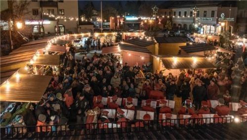 Alle Jahre ein Besuchermagnet: der Christkindlmarkt in Großkarolinenfeld.Foto re