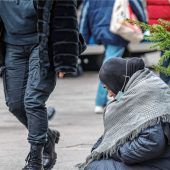 Bettleransturm auf Christkindlmarkt