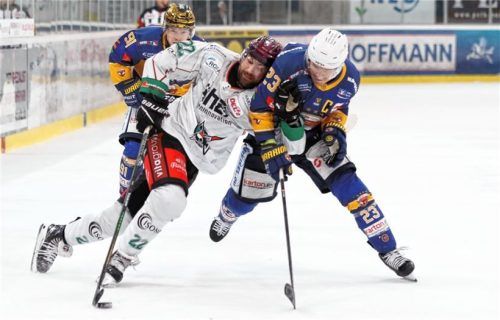 Alles versucht und gut gekämpft: Starbulls-Stürmer Travis Ewanyk (links) gegen Lane Scheidl. Foto Thomas Heide