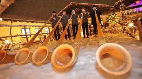 Alphörnerklänge läuten auf vielen Christkindlmärkten wie hier in Aschau am Inn die Christkindlmärkte ein. Foto Höpfinger