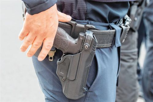 Als die Polizei vom Geiselnehmer mit einem Messer attackiert wurde, fiel der tödliche Schuss. Foto dpa (Symbolbild)