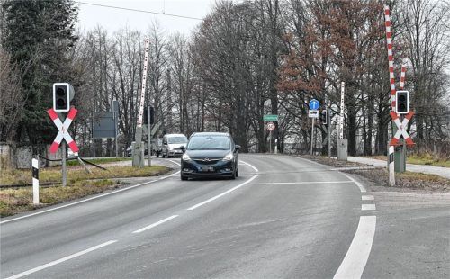 Am Bahnübergang am Ziegelberg in Stephanskirchen ließ sich die Schranke nicht mehr öffnen, was zu langen Staus führte. Foto Schlecker