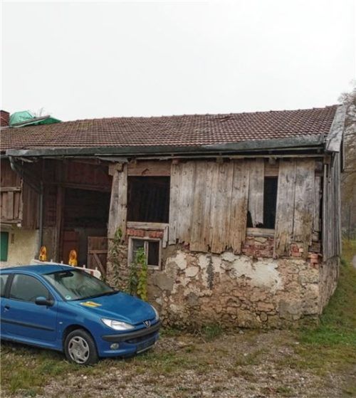 Am einst so schmucken Bauernhaus an der Lindenstraße in Vagen, erbaut im 19. Jahrhundert, nagt mehr und mehr der Zahn der Zeit. Foto Weinzierl