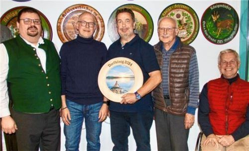 Am Ende setzte sich Patrick Retzer mit dem besten Blattl als Dorfkönig durch: (von links) Schützenmeister Florian Weißenbacher, Lutz Wehner (Platz drei), Dorfschützenkönig Patrick Retzer, Franz Siller (Platz zwei) und Bürgermeister Hajo Gruber.Foto Schmidt
