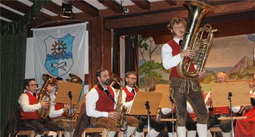 Am Instrument des Jahres: Konzert-Ansager und Tuba-Solist Georg Hiemer.