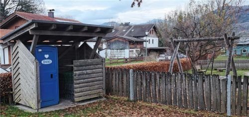 Am Spielplatz am Doktorweg in Au steht dieses Dixi-Klo. Solch eine Lösung wünscht sich auch die Kolbermoorerin für ihre Stadt. Foto Strim