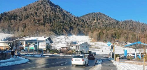An dieser Stelle wollte am Sonntag ein Urlauber die Hauptstraße in Ruhpolding überqueren. Er wurde von einem Auto erfasst und tödlich verletzt. Foto Eichstädter