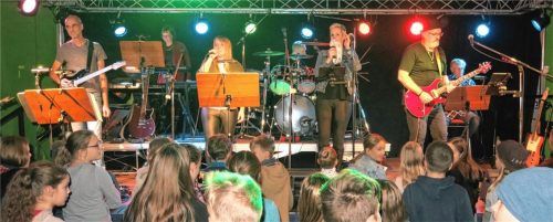 Anfangs drängten sich die fünften Klassen an die Bühne bei der Lehrerband „Fachfremd“ mit den Sängerinnen Sandra Beitz (Mitte, links) und Katharina Hieke. Foto baumann