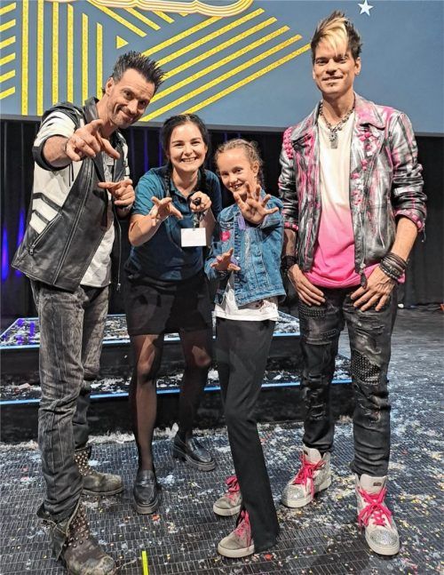 Anna Scheidl kann mit der linken Hand viele Dinge schlechter, als mit ihrer rechten. Im Rahmen der ZDF-Show „Magic Moves“ erarbeitete sie zusammen mit den Ehrlich Brothers Zaubertricks – als Therapieform. Mit dabei war die Physiotherapeutin Daniela Gammel (Zweite von links) von der Schön Klinik Vogtareuth. Foto privat