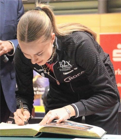 Annett Kaufmann trägt sich ins Goldene Buch der Stadt Kolbermoor ein.Foto Erlich