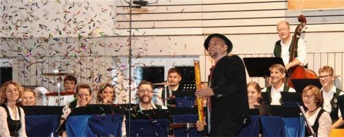 Ansager Stefan Messerer stimmt die Konzertbesucher auf die Feuerwerksmusik ein. Foto Michael Hofstetter