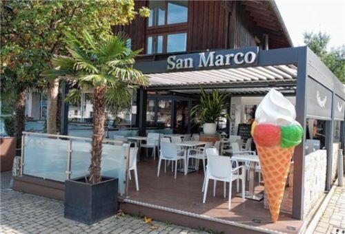 Auch wenn Tische und Stühle einen anderen Eindruck vermittelten: Die Eisdiele San Marco in Bad Feilnbach hatte am 15. August geschlossen. Foto  Weinzierl