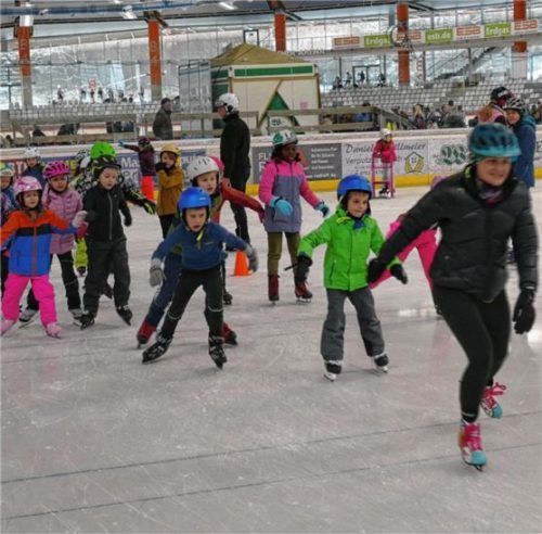 Auf dem Hockeyfeld war ein Geschicklichkeitsparcours zu absolvieren. Zur besseren Orientierung lief Lehrerin Angela Pertl den Parcours vorher ab.Fotos Helmuth Wegscheider