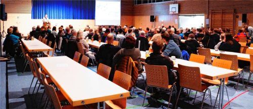 Auf der Bürgerversammlung in der Samerhalle war das Juni-Hochwasser ein wichtiges Thema. Fotos Deindl