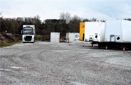 Auf diesem Parkplatz soll eine 80 mal 30 Meter große Halle errichtet werden. Foto merk