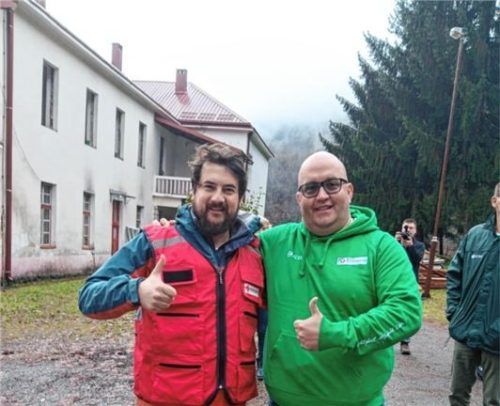Auf seiner Reise traf Alexander Wolff (rechts) viele ehrenamtliche Helfer, wie hier einen Mitarbeiter des Roten Kreuzes. Foto privat