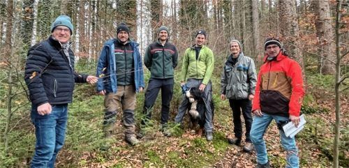 Auf Waldtermin bei Grainbach (von links) Bürgermeister Georg Huber als Vertreter für die Wasserversorgung Gemeinde Samerberg, Revierleiter Alois Reichenberger und Wolfgang Gar vom Amt für Ernährung, Landwirtschaft und Forsten (AELF), Waldbesitzer ThomasEstermann, Michael Luckas. Leiter der Forstverwaltung am AELF, sowie Dr. Hadumar Roch vom Wasserwirtschaftsamt.Foto Kirchner